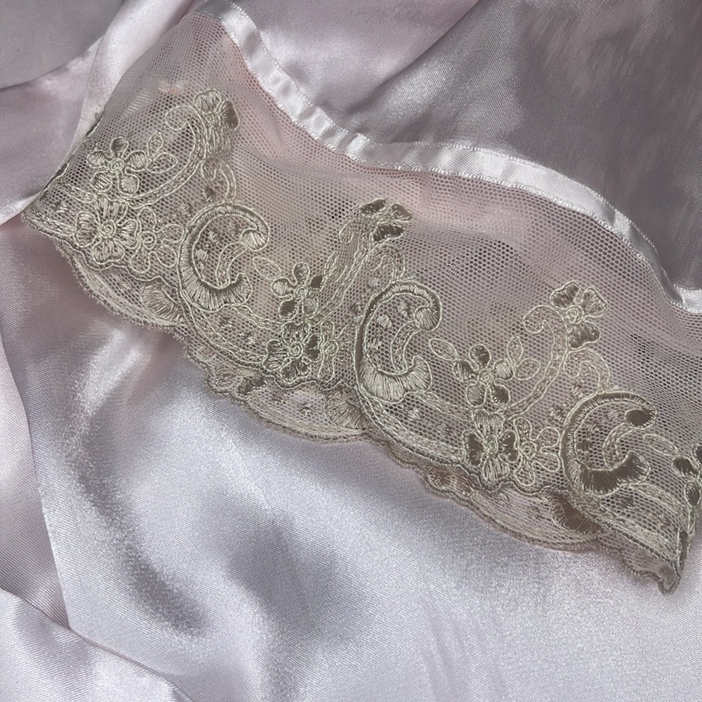 Linea Donatella robe NWT women’s size small/medium with beautiful lace details - Picture 10 of 10